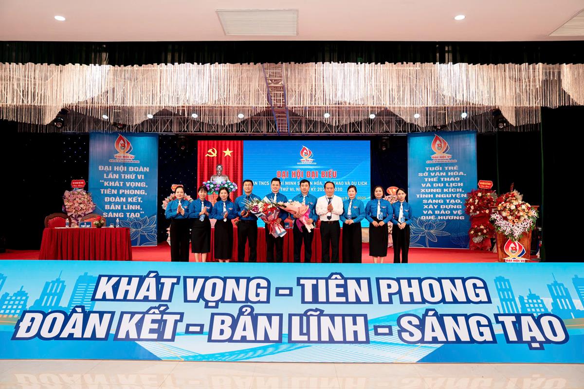 Đồng chí Nguyễn Minh Phú - Bí thư Đảng ủy, Giám đốc Sở tặng hoa chúc mừng Ban Chấp hành Đoàn Cơ sở Sở Văn hóa, Thể thao và Du lịch khóa VI, nhiệm kỳ 2025-2030.