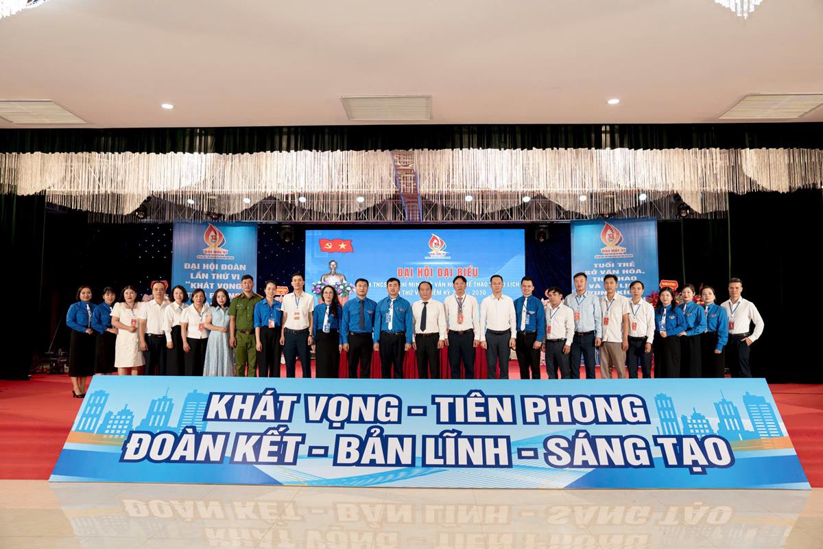 Đại biểu dự Đại hội chụp hình lưu niệm